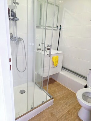 Bathroom - Vrbo Property (Toulouse)