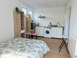 1 室のベッドルーム、WiFi、ベッドシーツ