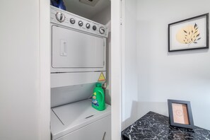 Interior - Marvellous 2-bedroom Hotel with Parking in vibrant Toronto (Toronto)