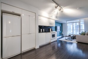 Private kitchen - Marvellous 2-bedroom Hotel with Parking in vibrant Toronto (Toronto)