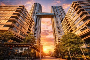 Exterior - Marvellous 2-bedroom Hotel with Parking in vibrant Toronto (Toronto)