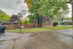 Property grounds - Detroit 4BR Home | Sleeps 8 + Basketball Hoop (Detroit)