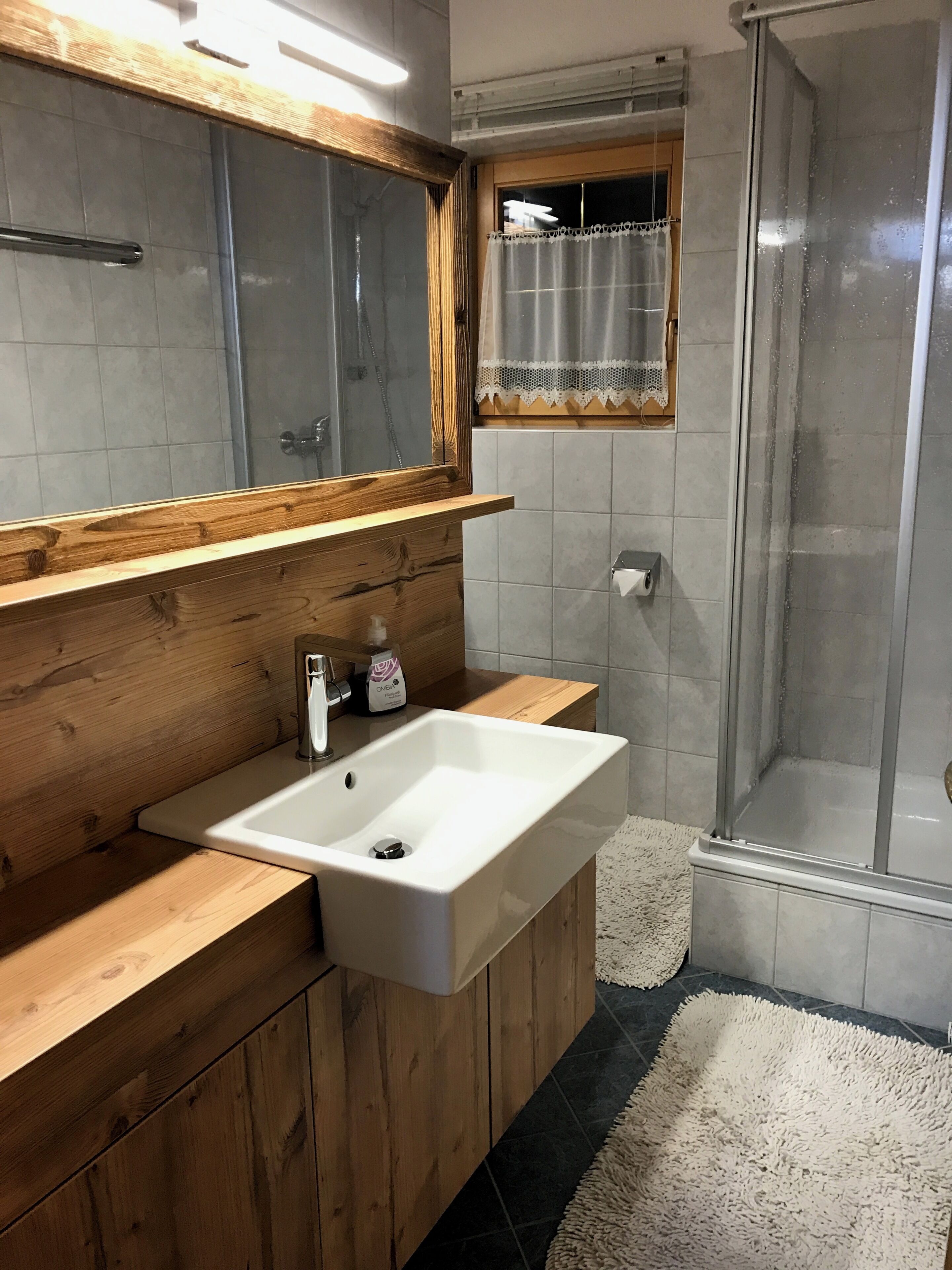 Douche, sèche-cheveux, serviettes fournies