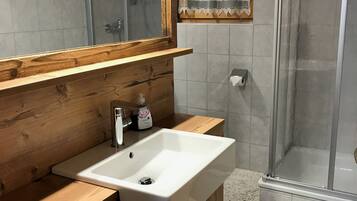 Douche, sĂšche-cheveux, serviettes fournies