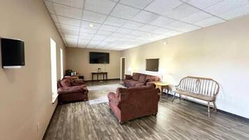 Deluxe Room, Hill View | Living area