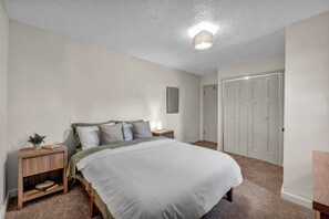 2 bedrooms, WiFi, bed sheets - Bright 2BR w/ Sunroom Near Downtown & Beach (Euclid)