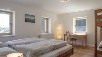 6 bedrooms, WiFi, bed sheets