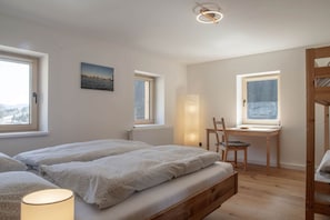A bedroom with two beds, a desk, and a chair. - Digital Detox Almhaus - Relax off the beaten track (Pusterwald)