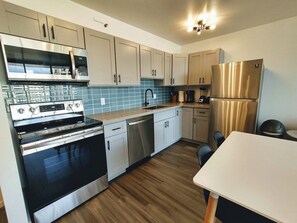 Private kitchen - Waikiki Banyan Pineapple Suite with AC & Free Parking (Honolulu)