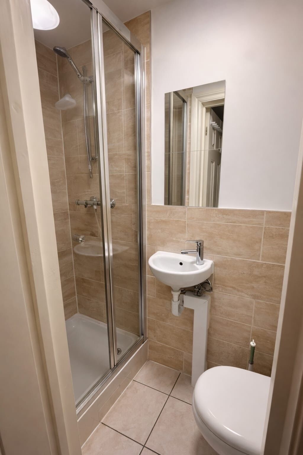 Secadora de cabello, toallas, jabón, papel de baño 