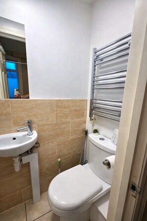 Bathroom - Charming Studio Flat, Simple But With an Excellent Location, Quiet and Pleasant! (London)