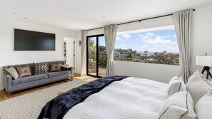 House (3 Bedrooms) | Interior - Mulholland Vista Estate by Avantstay Luxury Hillside Escape + Pool + Hot Tub + Outdoor Lounge Mulholland Drive + Near Beverly Hills + Hollywood (Los Angeles)