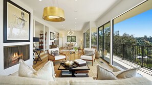 House (3 Bedrooms) | Interior - Mulholland Vista Estate by Avantstay Luxury Hillside Escape + Pool + Hot Tub + Outdoor Lounge Mulholland Drive + Near Beverly Hills + Hollywood (Los Angeles)