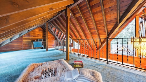 Grand Elk Chalet by Avantstay Private Beach + Pier + Hot Tub Historic A-frame in Carnelian Bay Near Tahoe City + Hiking Trails