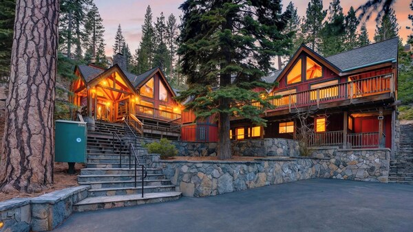 Grand Elk Chalet By Avantstay Private Beach + Pier + Hot Tub Historic A-frame In Carnelian Bay Near Tahoe City + Hiking Trails - Lake Tahoe