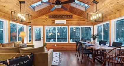 Foot Loose by Avantstay Woodsy Retreat Fireplace Near Trails + Wineries