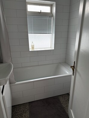 Hair dryer, towels, soap, toilet paper - Fantastic 1 bedroom apartment in downtown Reykjavík (Reykjavík)