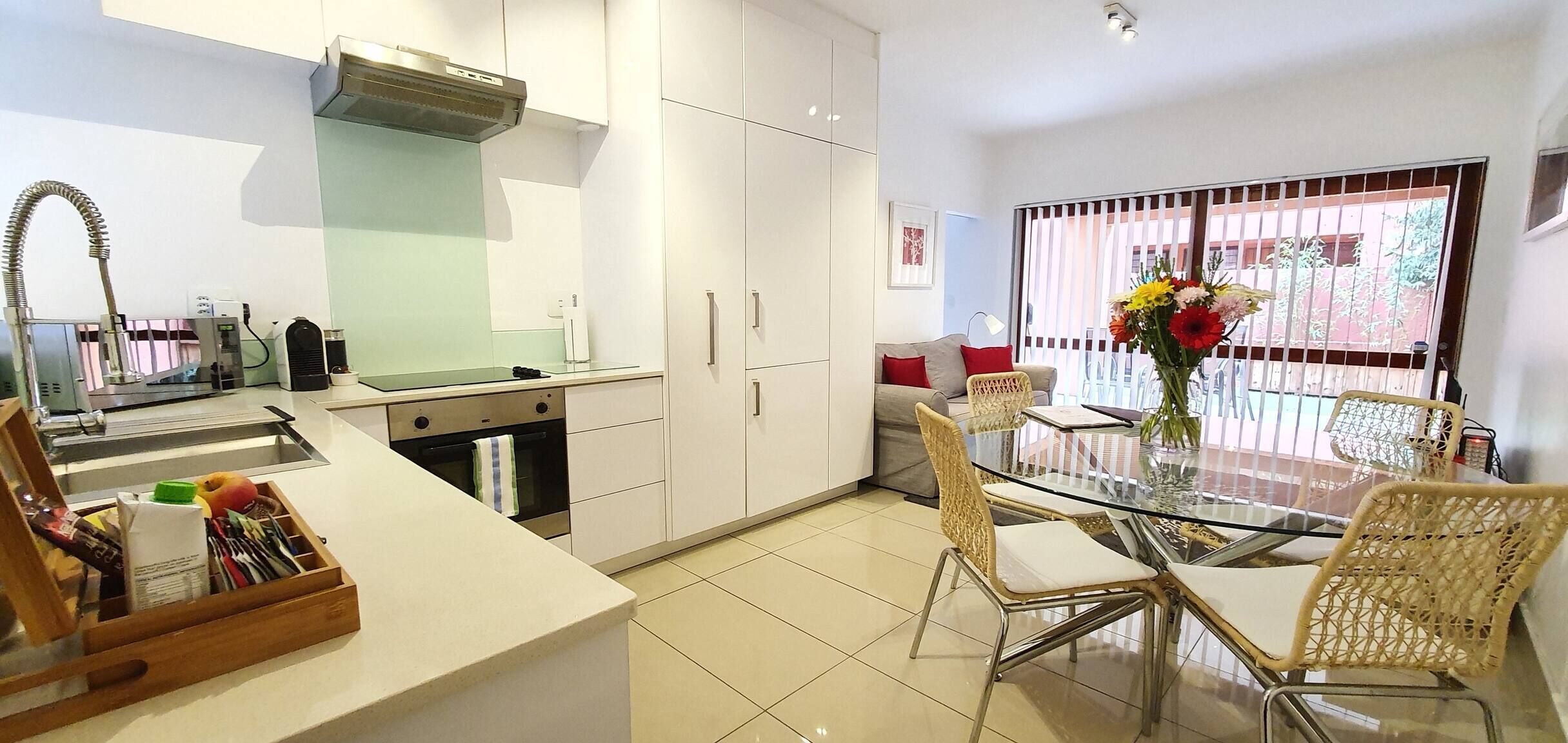 Condo, 1 Bedroom, Balcony | Ruang makan