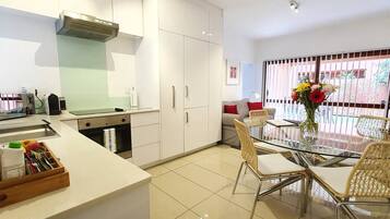 Condo, 1 Bedroom, Balcony | Ruang makan