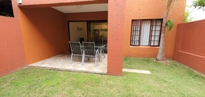 Outdoor dining - Stylish 1 BR Unit, pvt Garden, Free Wifi & Parking (Johannesburg)