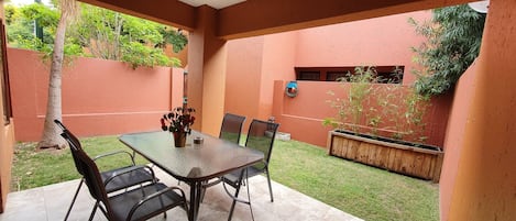 Condo, 1 habitación, balcón | Restaurante al aire libre