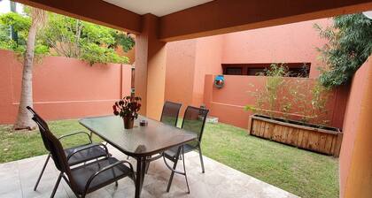 Stylish 1 BR Unit, pvt Garden, Free Wifi & Parking