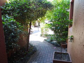 Garden - Stylish 1 BR Unit, pvt Garden, Free Wifi & Parking (Johannesburg)