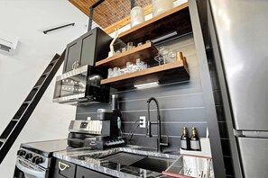 Fridge, microwave, oven, stovetop - M at tenkiller - Modern Cabin at Lake Tenkiller with Fire Pits, Hot Tub, Large Private Patio, Boat Parking (Vian)