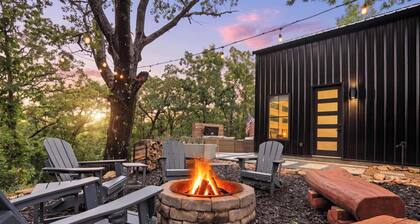 M at tenkiller - Modern Cabin at Lake Tenkiller with Fire Pits, Hot Tub, Large Private Patio, Boat Parking