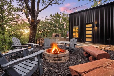 Book your Fall Getaway: Cozy Modern Cabin, Fire Pits & Hot Tub Near Lake Tenkiller