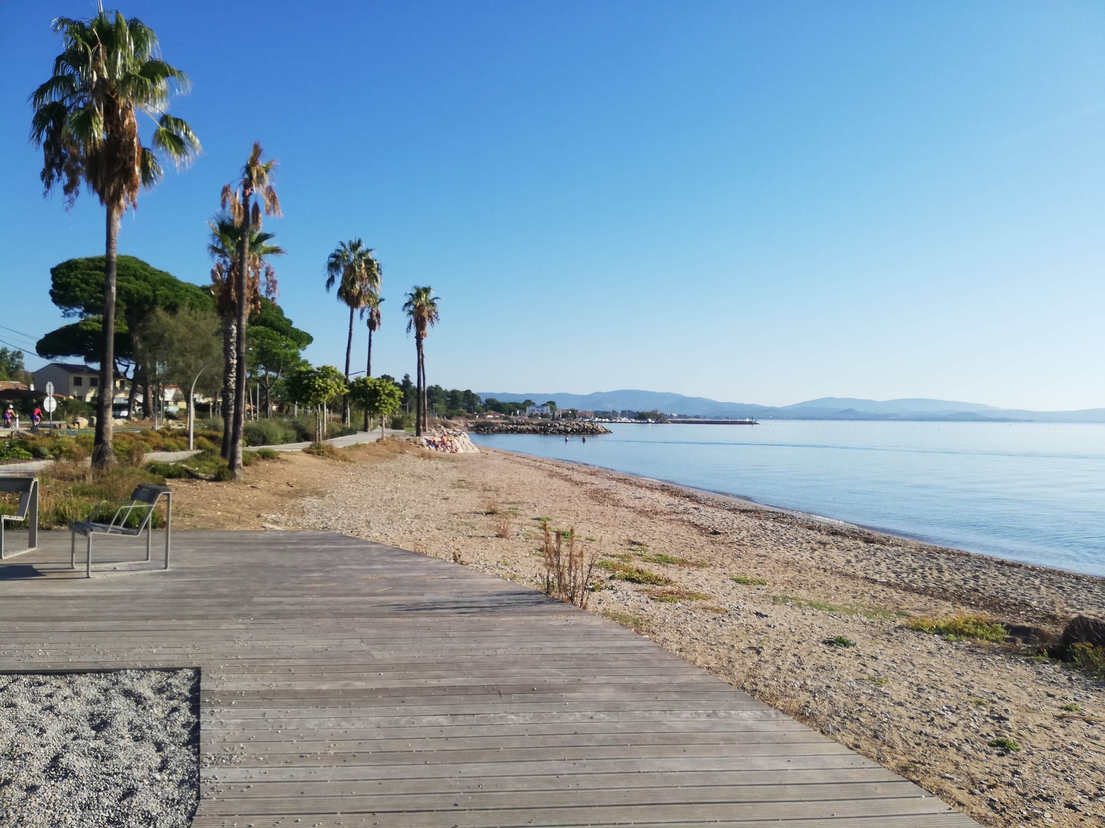Chaises longues, serviettes de plage