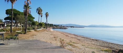 Chaises longues, serviettes de plage