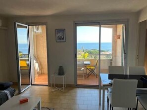Interior - Panoramic sea view Terrace Swimming pool Air conditioning Parking (Roquebrune-sur-Argens)