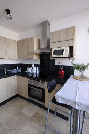 Fridge, microwave, oven, stovetop - L'Escale en Provence: village center, air conditioning, wifi (Carcès)