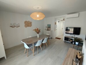 Dining - Cozy 2-room apartment: patio, near the beach and all shops (Cavalaire-sur-Mer)