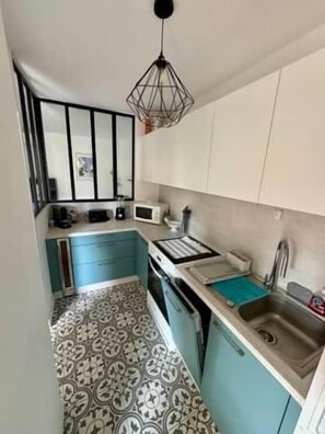 Private kitchen - Cozy 2-room apartment: patio, near the beach and all shops (Cavalaire-sur-Mer)