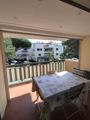 Outdoor dining - Cozy 2-room apartment: patio, near the beach and all shops (Cavalaire-sur-Mer)