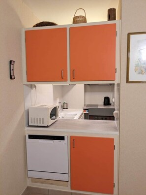 Fridge, microwave, oven, stovetop - Exceptional sea view! Terrace, Private garage, Walking distance to the beach (Le Lavandou)