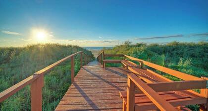 Serenity by the Sea 2-min Walk to Beach + Boardwalk + Golf Cart Zone 2 Pools + Basketball Access
