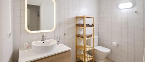 Douche, séchoir à cheveux, serviettes fournies, savon