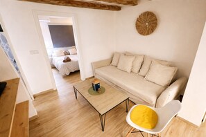 Room - Fabulous 2-bedroom apartment with AC in Raval (Barcelona)