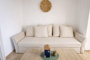 Living area - Fabulous 2-bedroom apartment with AC in Raval (Barcelona)