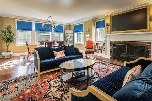 Smart TV, fireplace, books, stereo