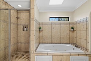 Jetted bath, hair dryer, towels, soap - NEW! Casa de Cameron Games/Grill/Lake! (Flagstaff)