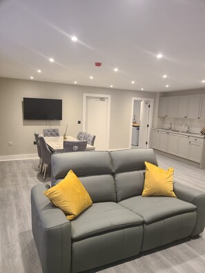 Living area - Cosy Private Ensuite Room in Central Blackburn (Blackburn)