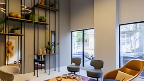 Un interior moderno con una mesa de centro, zona de estar y un amplio ventanal con vistas al exterior.