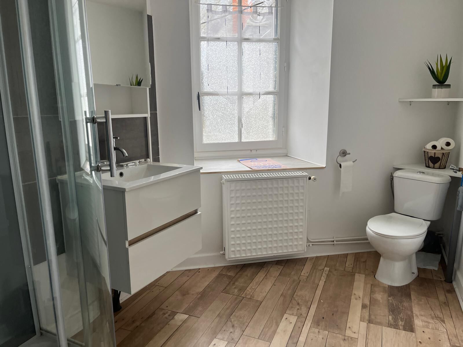 Een douche, een haardroger, handdoeken, toiletpapier