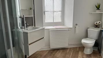 Een douche, een haardroger, handdoeken, toiletpapier