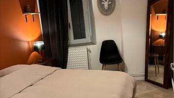1 slaapkamer, een strijkplank/strijkijzer, beddengoed