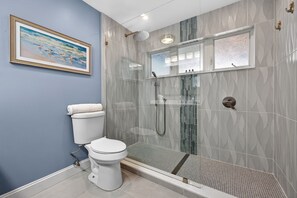 Shower, hair dryer, towels, shampoo - Blue Bay View - Canal Front- Heated Pool (Fort Myers Beach)
